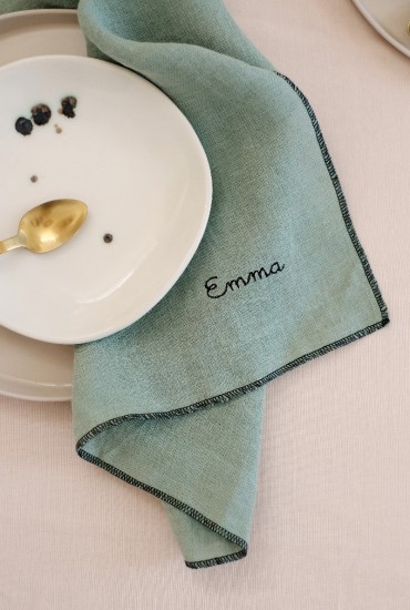 Serviette de table en lin vert sauge brodée - Personnalisable