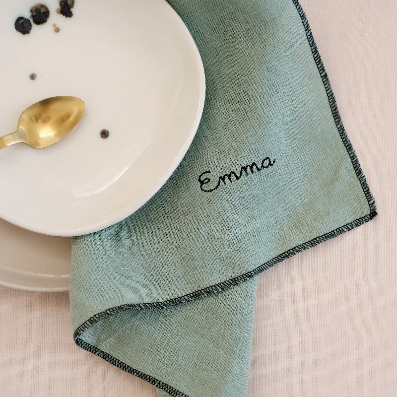 Serviette de table en lin vert sauge brodée - Personnalisable