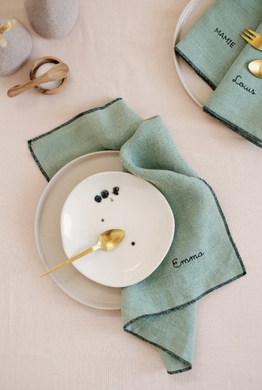 Serviette de table en lin vert sauge brodée - Personnalisable
