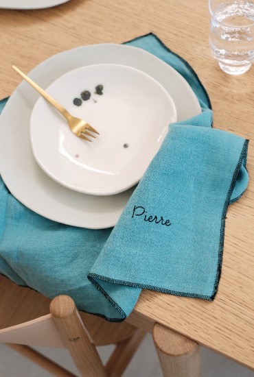 Serviette de table en lin bleu brodée - Personnalisable