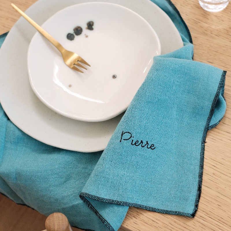 Serviette de table en lin bleu brodée - Personnalisable