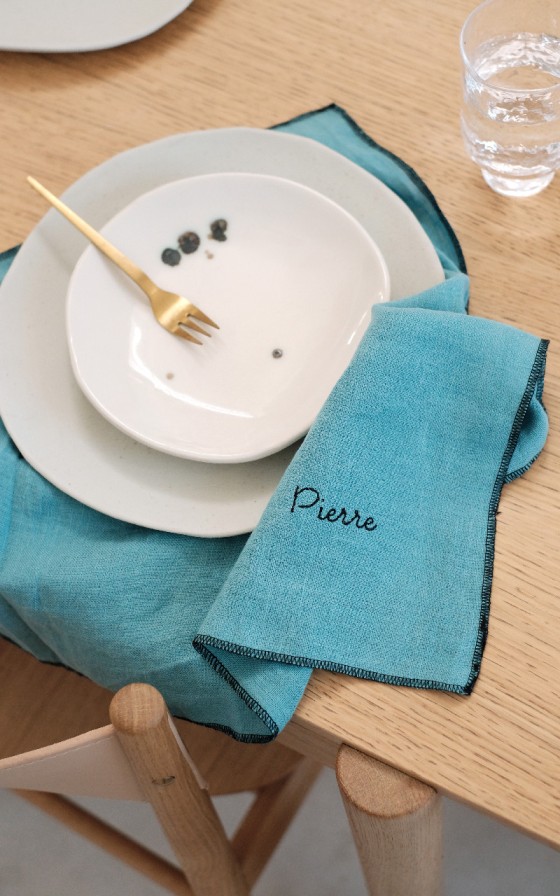 Serviette de table en lin bleu brodée - Personnalisable