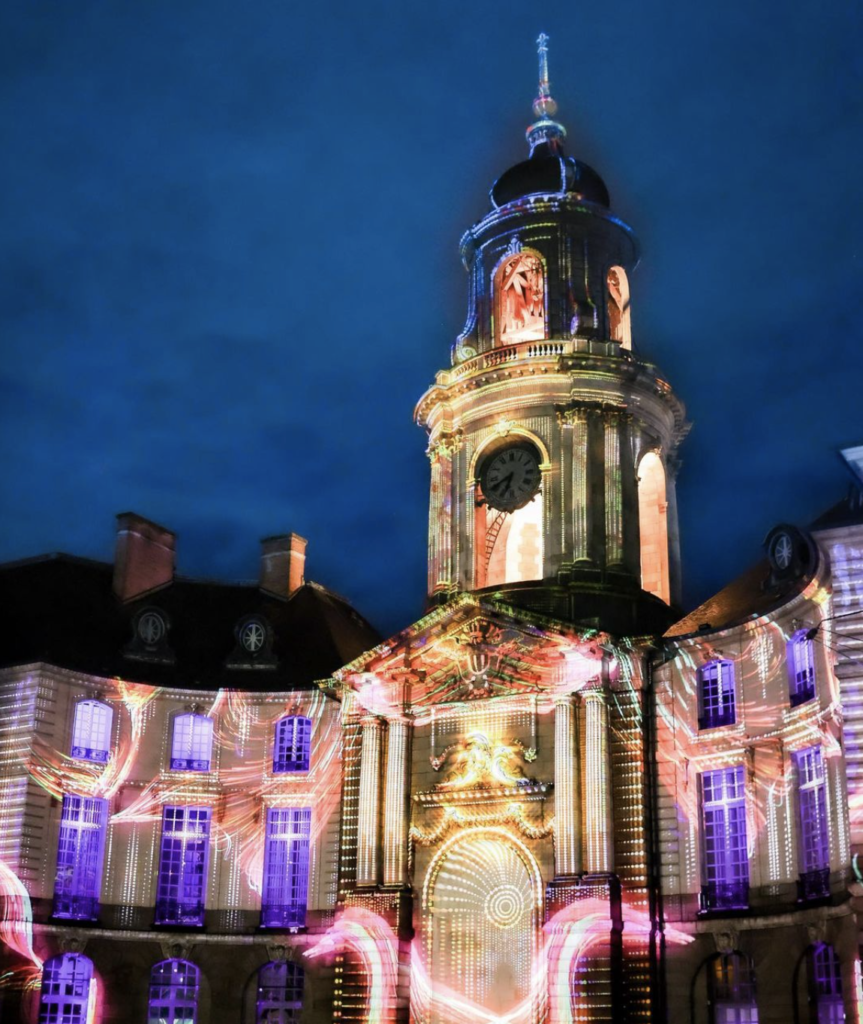 Clocher et façade illuminés