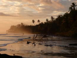 Photo d'une plage en fin de journée au Costa Rica