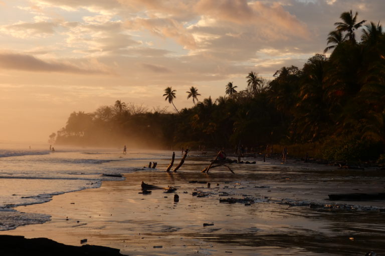 Photo d'une plage en fin de journée au Costa Rica