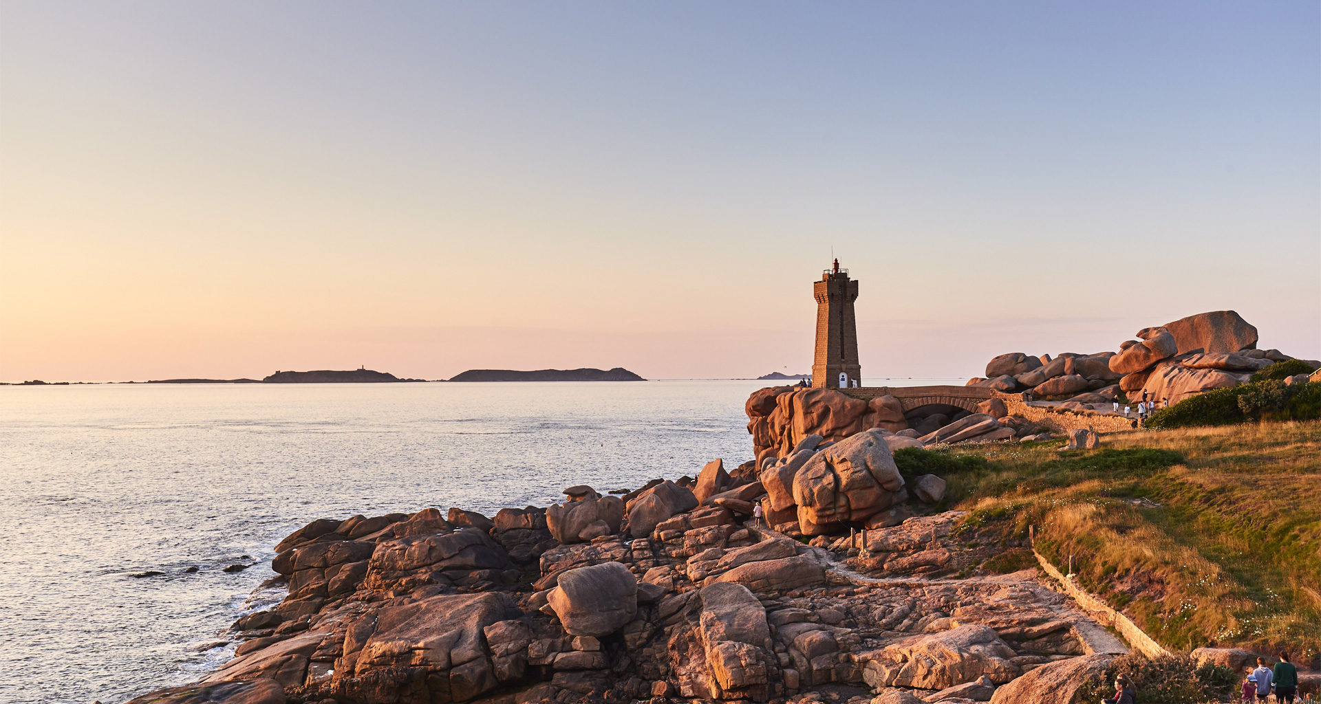 Phare de Ploumanach et coucher de soleil sur la mer