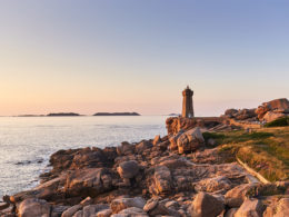 Phare de Ploumanach et coucher de soleil sur la mer