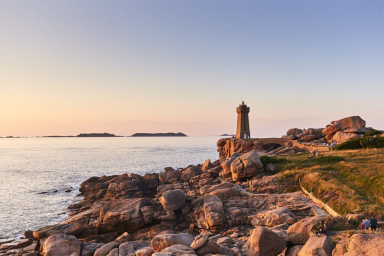 Phare de Ploumanach et coucher de soleil sur la mer