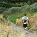 Coureurs de l'Ultra Marin sur le sentier côtier du golfe du Morbihan, Port-aux-Moines